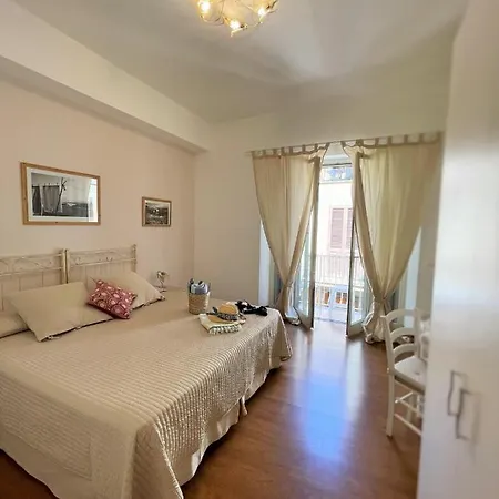 Evelyne Bed & Breakfast 3*