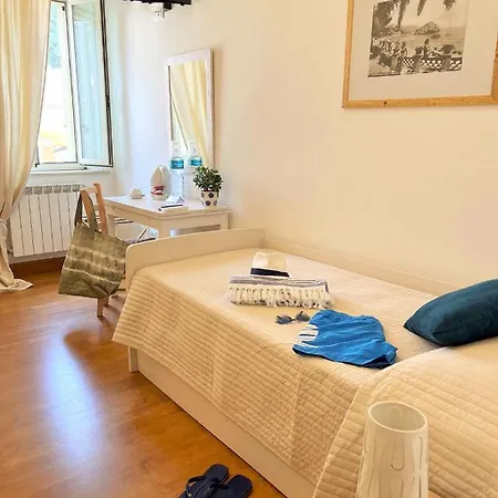 Evelyne Bed & Breakfast 3*