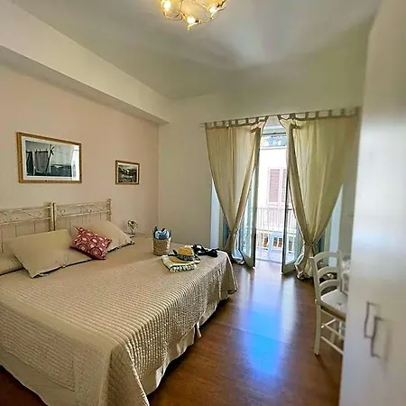 Evelyne Bed & Breakfast 4*