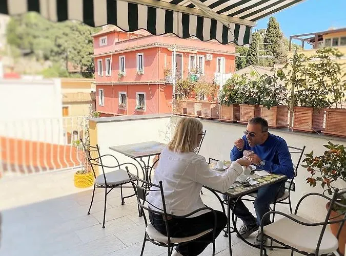 ベッド・アンド・ブレックファスト Evelyne タオルミーナ